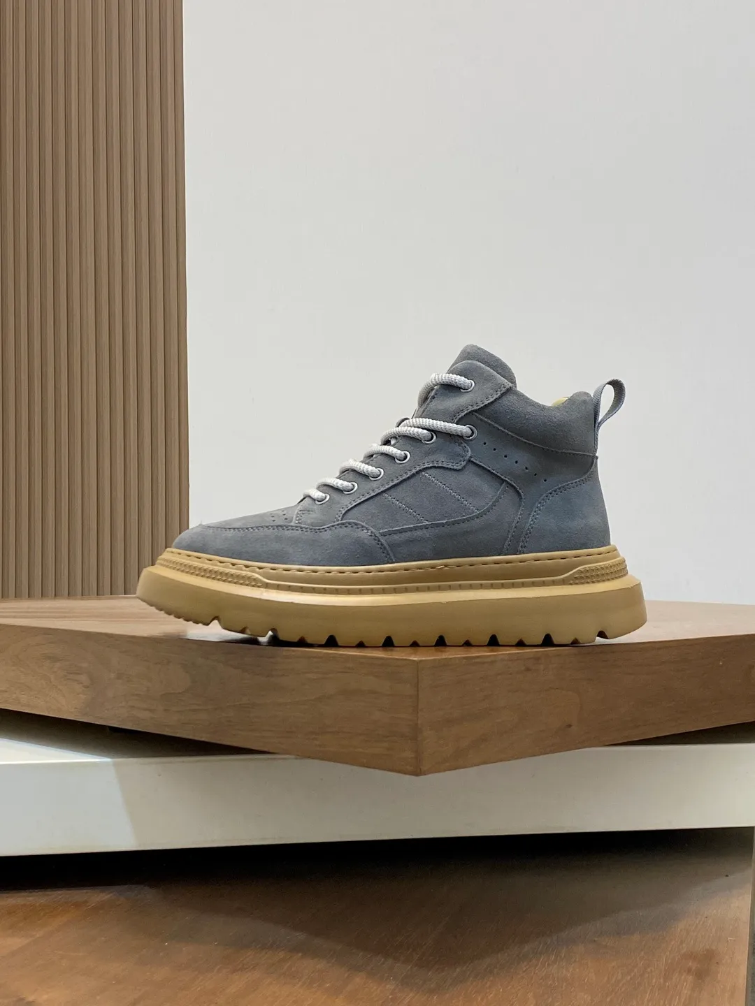 Men's shoes 💰740 UGG lace-up thick-soled sports shoes for men. Full of fashion, casual and versatile. The frosted upper is high-end without looking old-fashioned. The upper is waterproof and oil-proof, fashionable and easy to take care of. The lining is made of sheepskin. It is comfortable and warm. The upper foot is not bloated at all. Super fashionable Size: 39-44